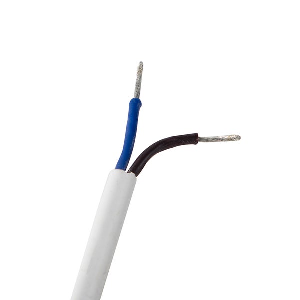 Zweiadriges Elektrokabel mit weißem Außenmantel, blauer und schwarzer Isolierung sowie freigelegten silberfarbenen Litzen.