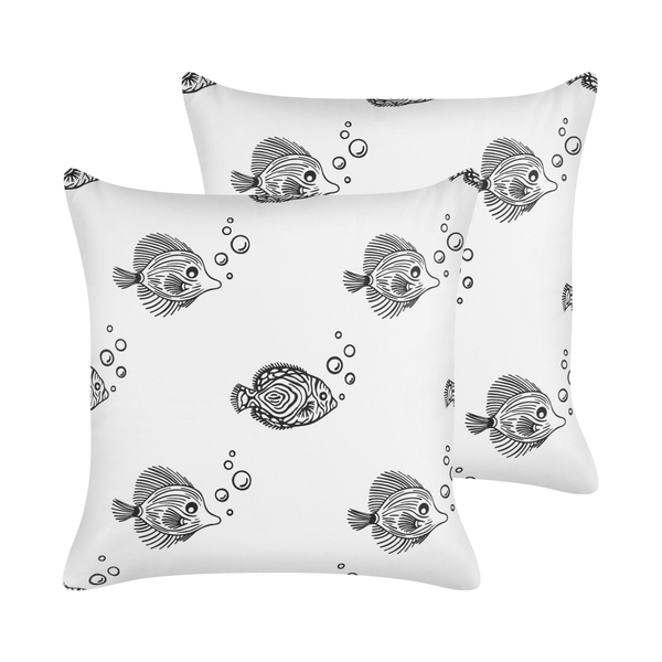 Zwei weiße Kissen mit Fischmotiv