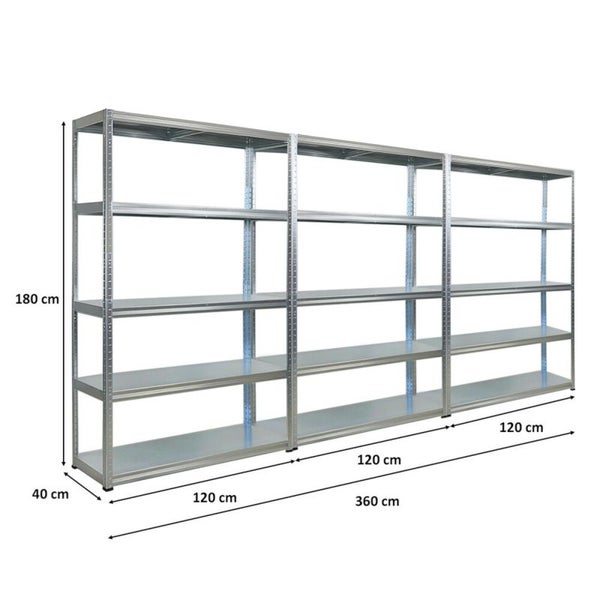Katzenkratzbaum mit zwei Katzen, eine klettert hoch, die andere sitzt oben