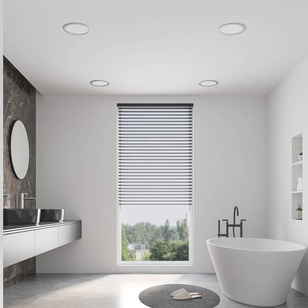 Modernes Badezimmer mit grauer Jalousie am hohen Fenster, freistehender Badewanne, Doppelwaschtisch und Deckeneinbaustrahlern.