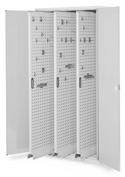 Werkzeugschrank mit Lochplattenwänden und geöffneten Türen