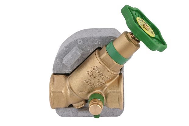 Schrägsitzventil aus Messing Nennweite 25 mit grünem Handrad und grauer Wärmedämmschale.