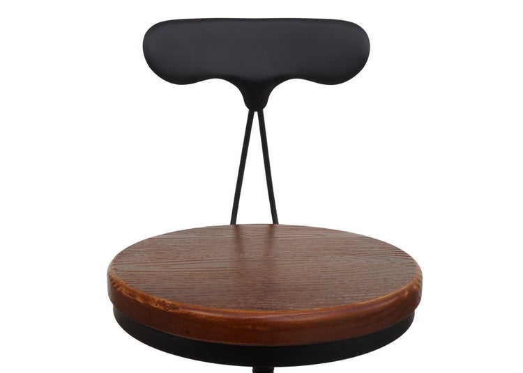 Hocker mit Holz-Sitzfläche und Rückenlehne aus Metall