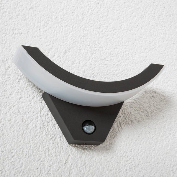 Moderne LED Außenwandleuchte in Schwarz mit bogenförmigem Design, weißem Diffusor und integriertem Bewegungsmelder.