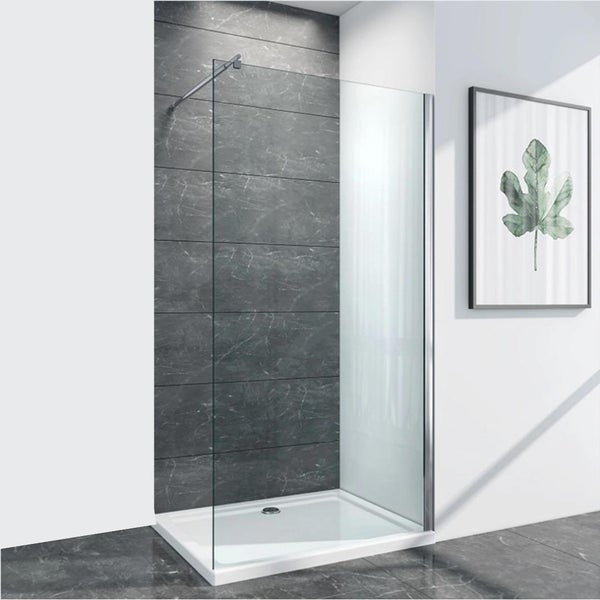 Moderne Walk-In Dusche mit rahmenloser Glaswand, Stabilisierungsstange und Duschwanne vor einer dunklen Fliesenwand im Badezimmer.