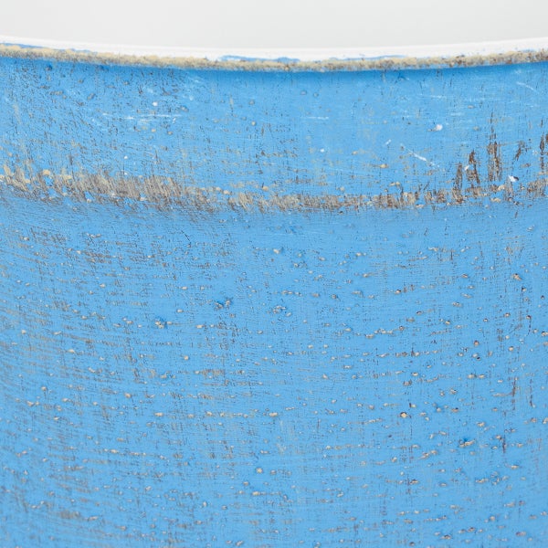 Detailaufnahme der verwitterten blauen Oberfläche eines Keramikpflanztopfes mit Struktur.