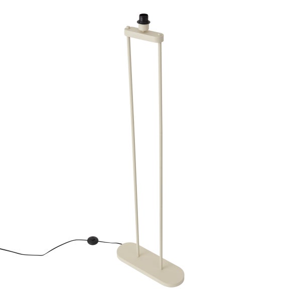 Minimalistischer Stehlampenfuß in Beige mit zwei Stäben, ovaler Bodenplatte und schwarzem Kabel mit Fußschalter.