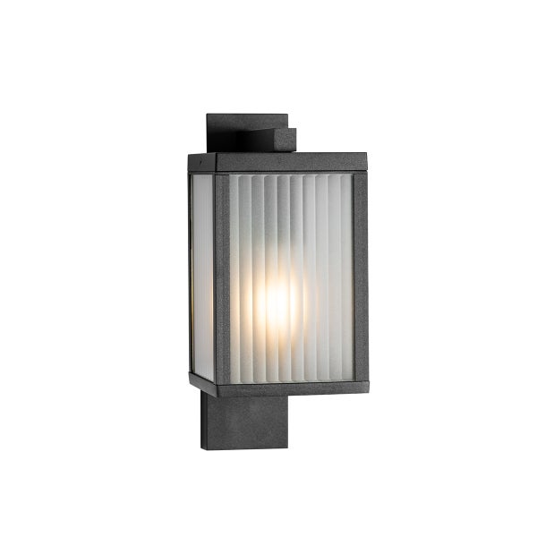 Rechteckige Außenwandleuchte in Anthrazit mit Metallrahmen und geriffeltem Glas.