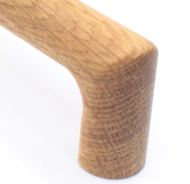 Detailaufnahme eines Möbelgriffs aus Holz