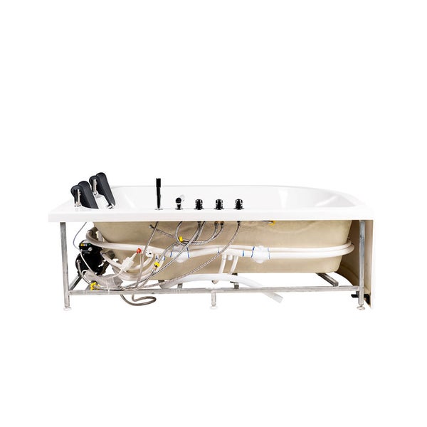 Whirlpool Badewanne mit weißer Wanne, vormontiertem Metallgestell, Rohrleitungen und Armaturen auf dem Wannenrand.