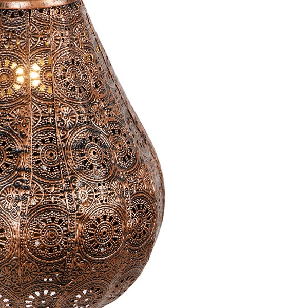 Detailansicht einer marokkanischen Hängeleuchte mit durchbrochenem Muster