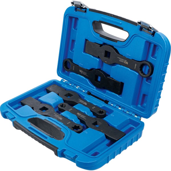 Werkzeugsatz mit verschiedenen Maulschlüsseln im blauen Kunststoffkoffer