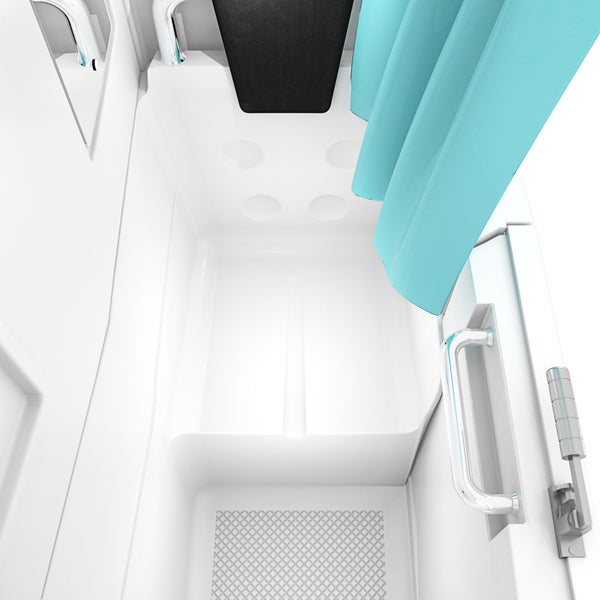 Weiße Sitzbadewanne mit Tür, schwarzer Nackenstütze, Haltegriff aus Chrom und blauem Duschvorhang.