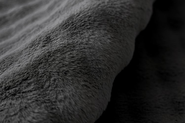 Nahaufnahme der weichen Oberflächenstruktur eines Kunstfells.