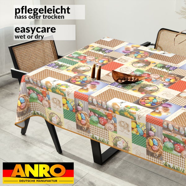 Tisch mit einer pflegeleichten Tischdecke mit Ostermotiven