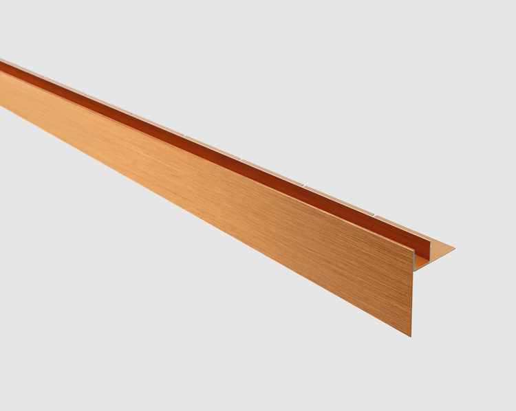 Abschlussprofil aus Aluminium in Kupfer-Optik mit gebürsteter Oberfläche.