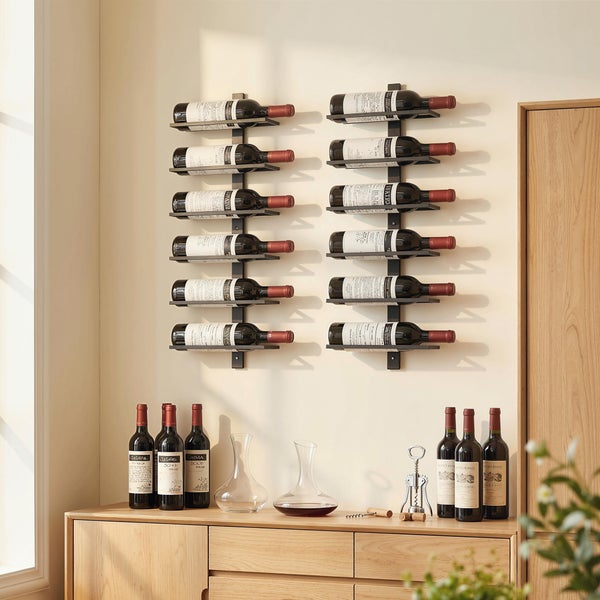 Wandmontiertes Weinregal aus Metall für zwölf Flaschen über einem Sideboard aus Holz mit Weinzubehör und Dekanter.