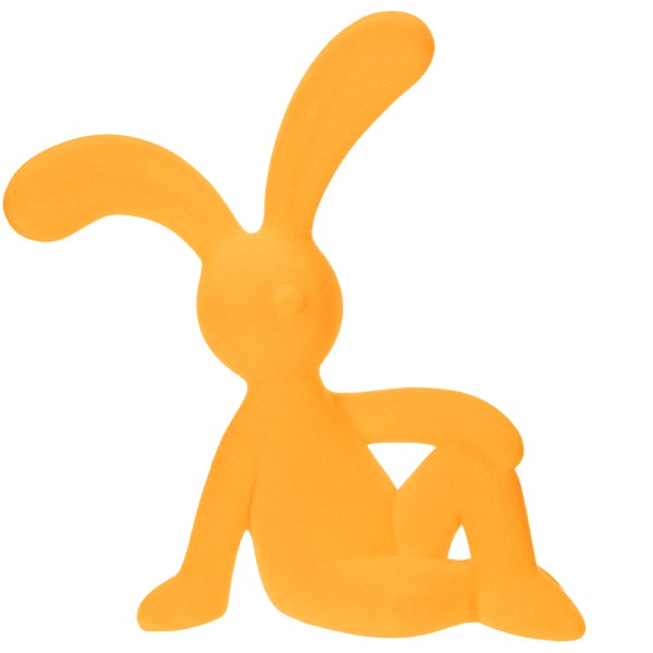 Orangefarbene Hasenfigur im sitzenden Zustand.