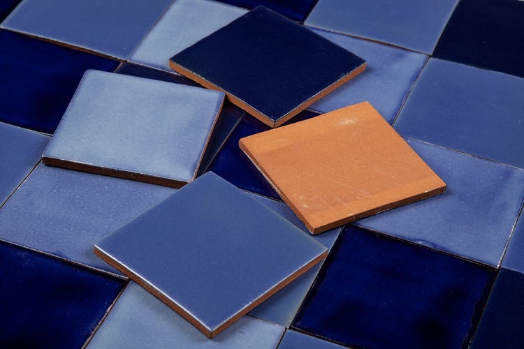 Quadratische blaue Fliesen für Wand- und Bodengestaltung