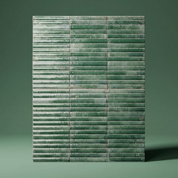 Wandfliesen mit strukturierter, gerillter Oberfläche in rechteckigem Format zur Innenraumgestaltung.