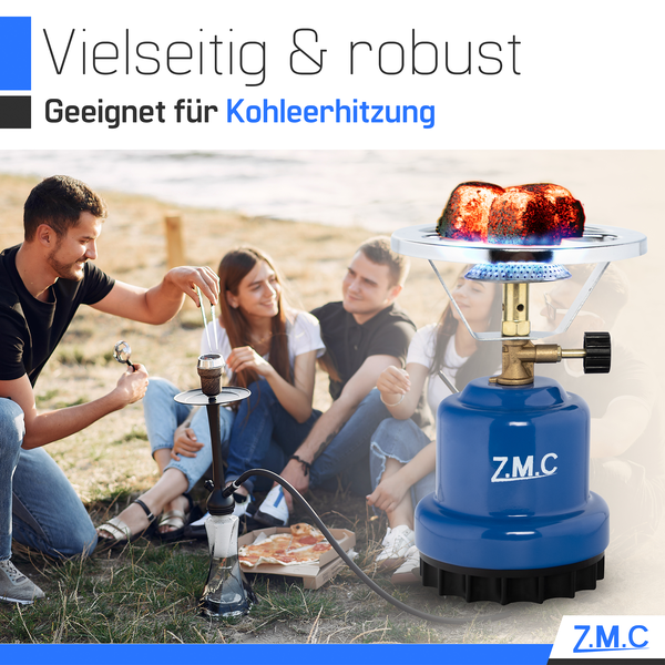Blauer Z.M.C Gaskocher zum Erhitzen von Shisha-Kohle im Vordergrund, Gruppe von Personen bei einem Picknick im Freien im Hintergrund.