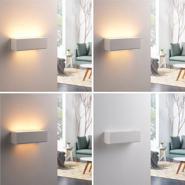 Moderne rechteckige Wandleuchte mit Up-Down-Lichteffekt in einem hellen, organisierten Wohnzimmer.