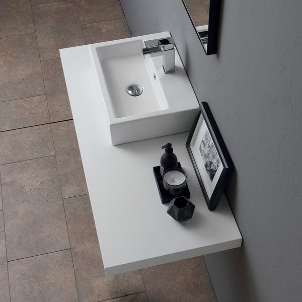 Modernes Badezimmer mit weißem rechteckigem Aufsatzwaschbecken auf einer weißen Waschtischplatte inklusive verchromter Armatur und Dekoration.