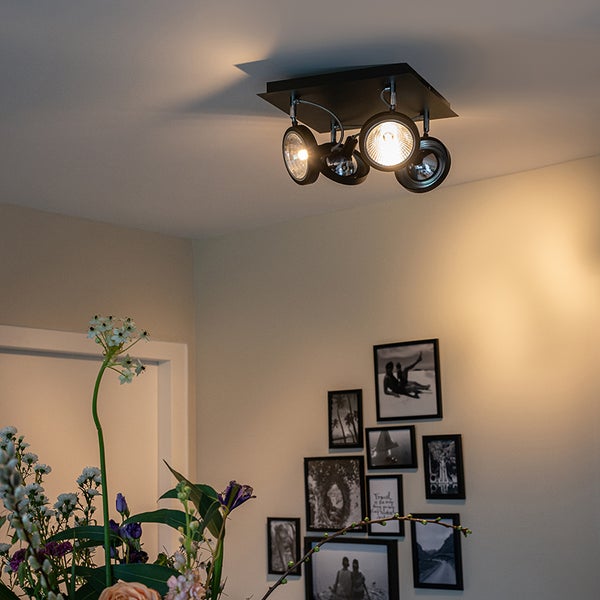 Deckenleuchte mit vier Strahlern an einer Decke im Innenraum