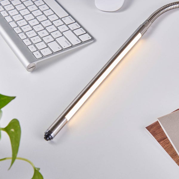 Lange LED-Inspektionsleuchte mit flexiblem Hals und Druckschalter auf einem weißen Schreibtisch neben einer Tastatur.