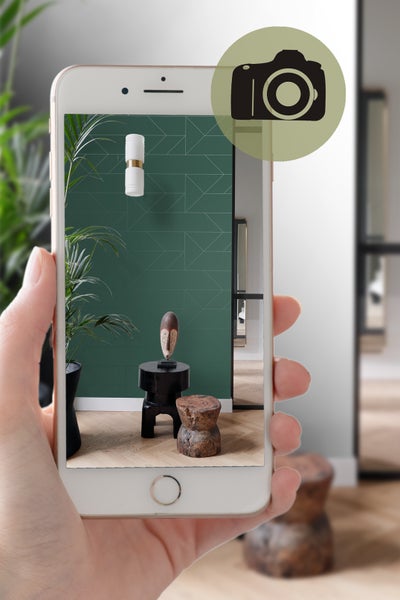 Dekorative Inneneinrichtung mit geometrischer Tapete, Leuchte und Holzmöbeln