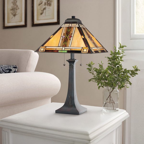 Tischleuchte mit geometrischem Schirm auf einem Beistelltisch