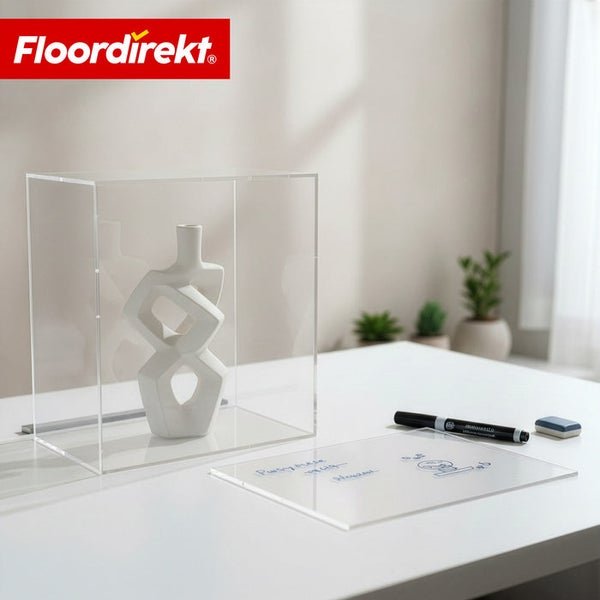 Floordirekt Logo. Transparente Acryl-Displaybox mit einer modernen weißen Skulptur auf einem hellen Schreibtisch mit Schreibplatte und Marker.