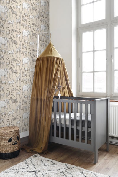 Babyzimmer mit Gitterbett, Baldachin und Tiermuster-Tapete