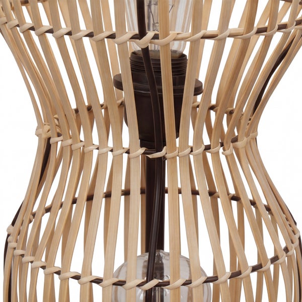 Nahaufnahme eines Lampenschirms aus Bambusgeflecht mit sichtbarer Fassung und Leuchtmittel.