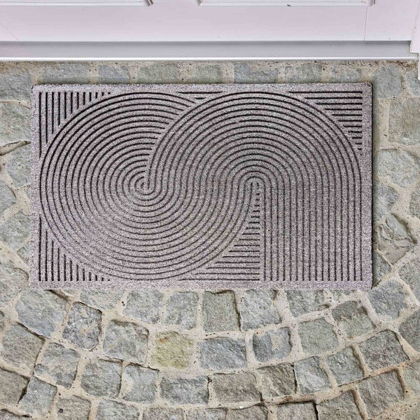 Fußmatte mit geometrischem Muster vor einer Haustür