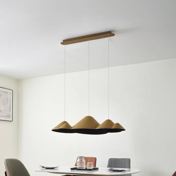 Moderne Pendelleuchte mit wellenförmigem Schirm in Gebirgsoptik über einem weißen Esstisch in einem hellen Esszimmer.