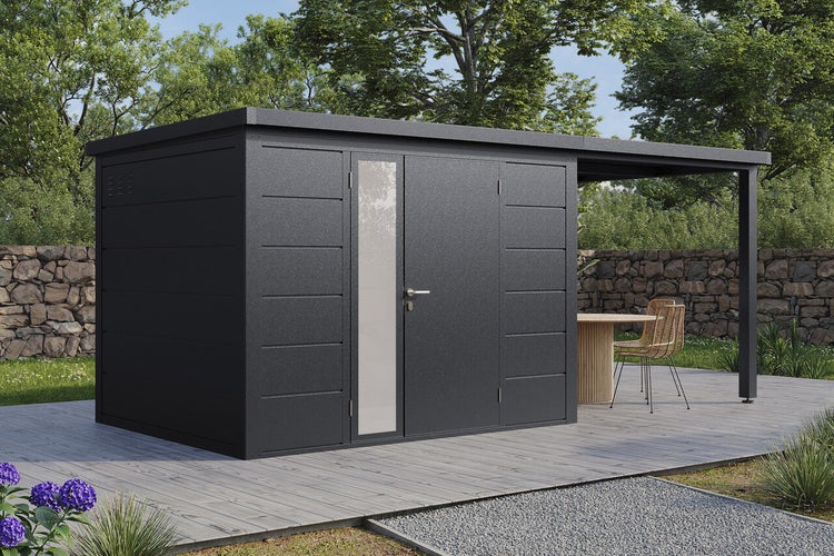 Modernes Metallgerätehaus mit integriertem Schleppdach auf einer Holzterrasse im Garten, inklusive Tür mit Glaseinsatz.