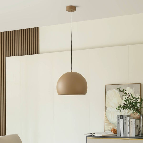 Moderne Pendelleuchte mit halbkugelförmigem Schirm in einer hellen, minimalistischen Raumsituation mit Holzpaneelen und Schränken.