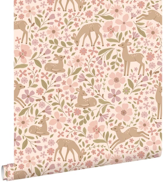 Kindertapete mit Waldmotiven wie Rehen und Blumen als nahtloses Muster auf einer Tapetenrolle.