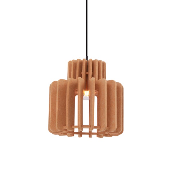 Pendelleuchte mit einem Schirm aus vertikalen Holzlamellen in abgestufter Form und schwarzem Kabel.
