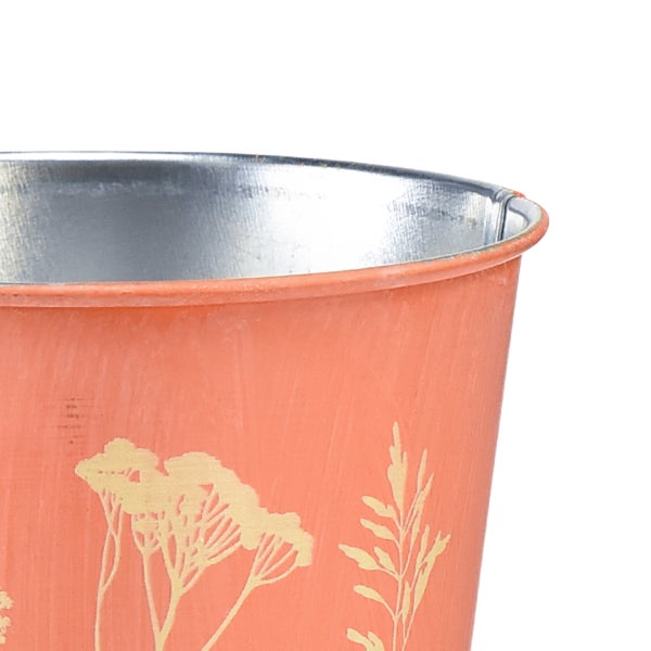 Detailansicht eines Pflanzgefäßes mit Blumenmuster