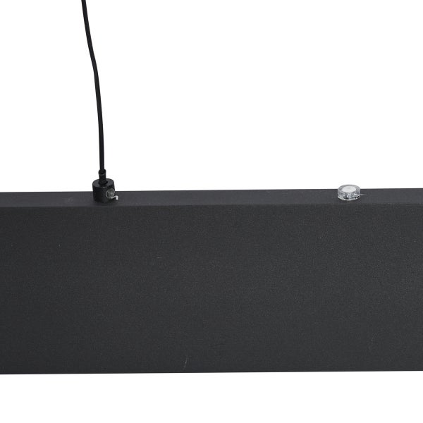 Detailaufnahme einer schwarzen Pendelleuchte mit Kabelaufhängung