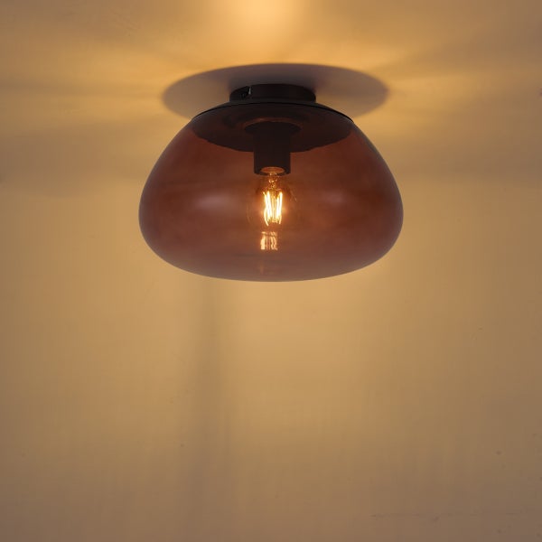 Moderne Deckenleuchte aus Glas mit einer sichtbaren Glühlampe für eine atmosphärische Beleuchtung.