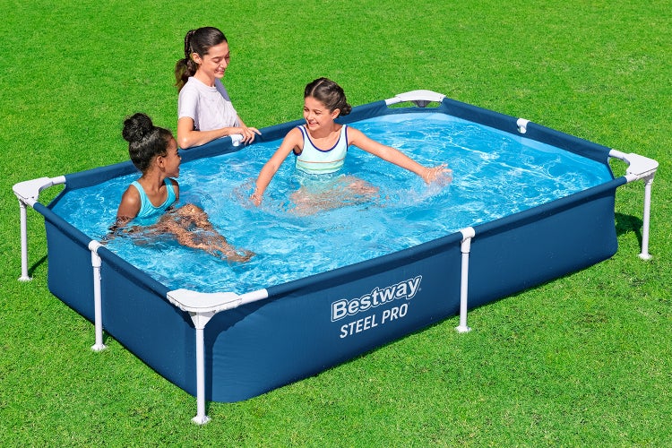 Bestway Steel Pro rechteckiger Aufstellpool auf einer Rasenfläche mit spielenden Kindern und einer zuschauenden Frau.