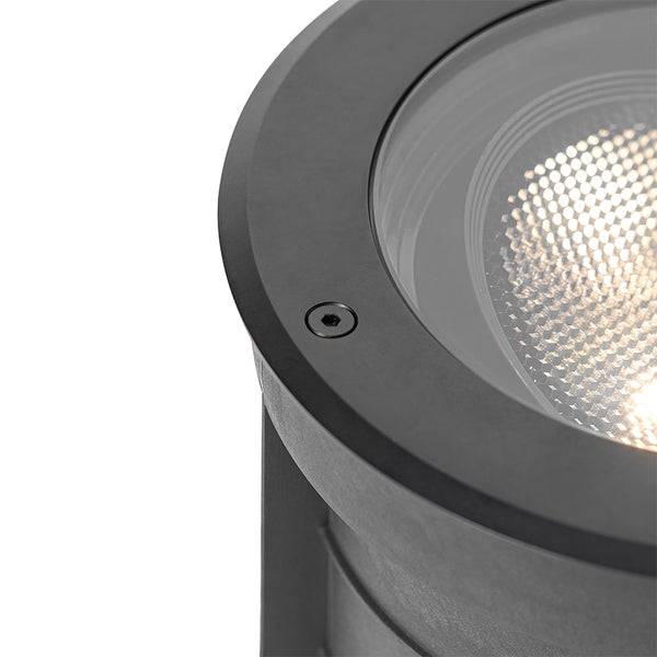 Detailansicht eines runden Außenstrahlers mit Glasabdeckung und Lichtquelle in Anthrazit.