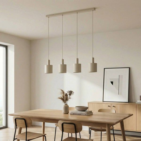 Esszimmer mit Holztisch, Stühlen, Sideboard und Hängelampe mit vier Lampen