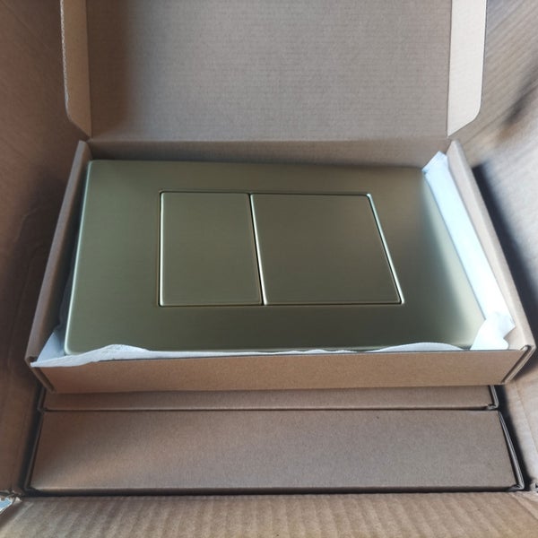 Betätigungsplatte für Spülkasten in einer Box