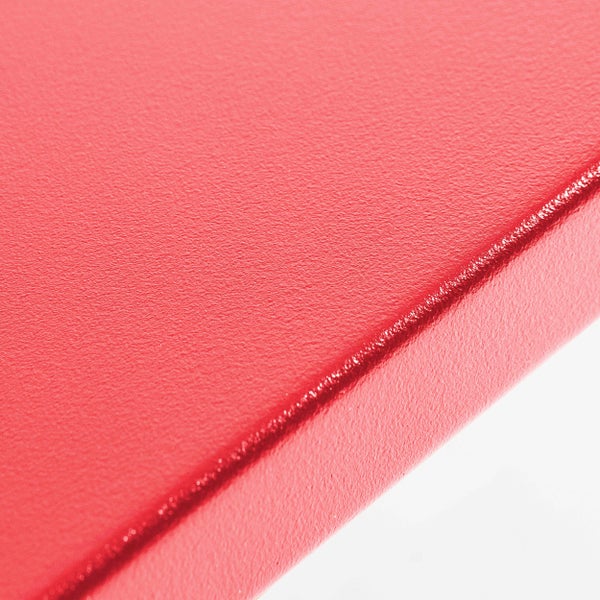 Nahaufnahme einer roten Oberfläche mit feiner Struktur.