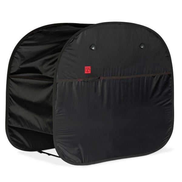 Schwarze Fahrradgarage von Covup aus wetterfestem Textil, Pop-up-Design für den Außenbereich mit Covup Logo.