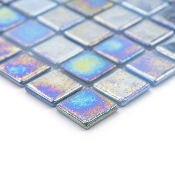 Quadratische Mosaikfliesen aus Glas mit irisierender Oberfläche in Netzverbund
